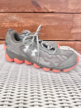 Load image into Gallery viewer, Under Armour Gray Tennis Shoes Size 1.5Y
