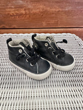 Load image into Gallery viewer, Converse Black High Top Shoes Size 4
